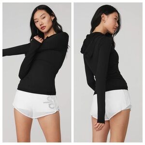 Alo Yoga Alosoft Hooded Runner Long Sleeve in Black, sz Medium